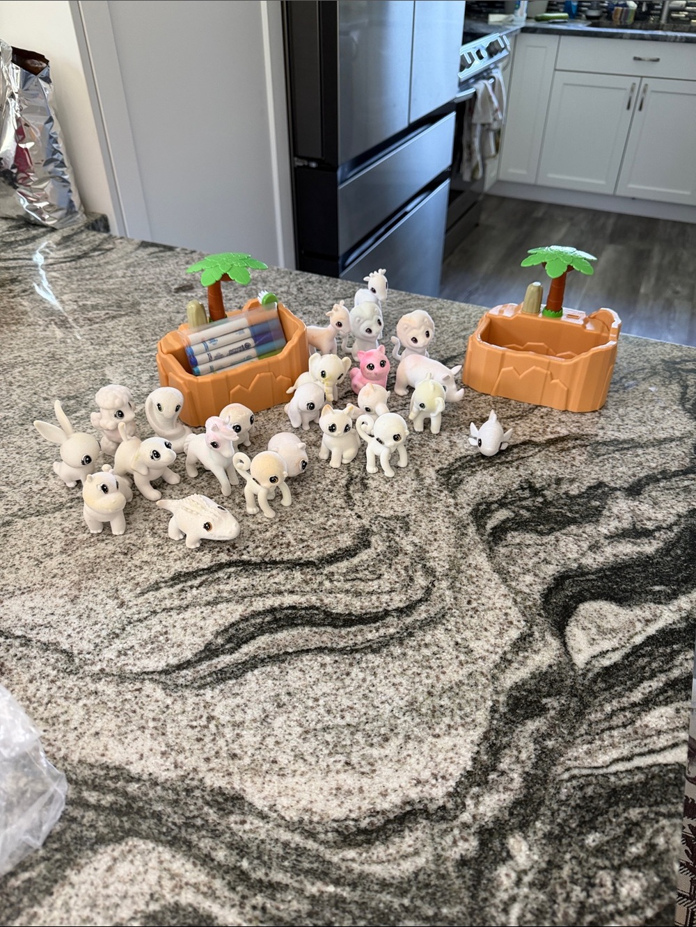 Crayola‎ Scribble Scrubbie Animal Figures Playset with Orange Island Bases